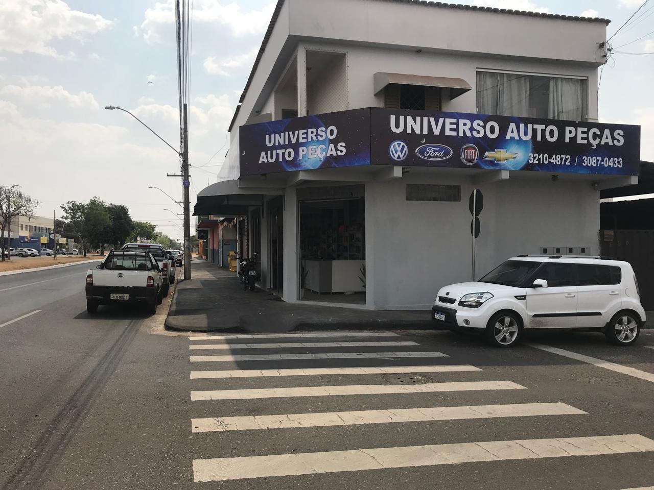 Universo Auto Peças na esquina, em Uberlândia