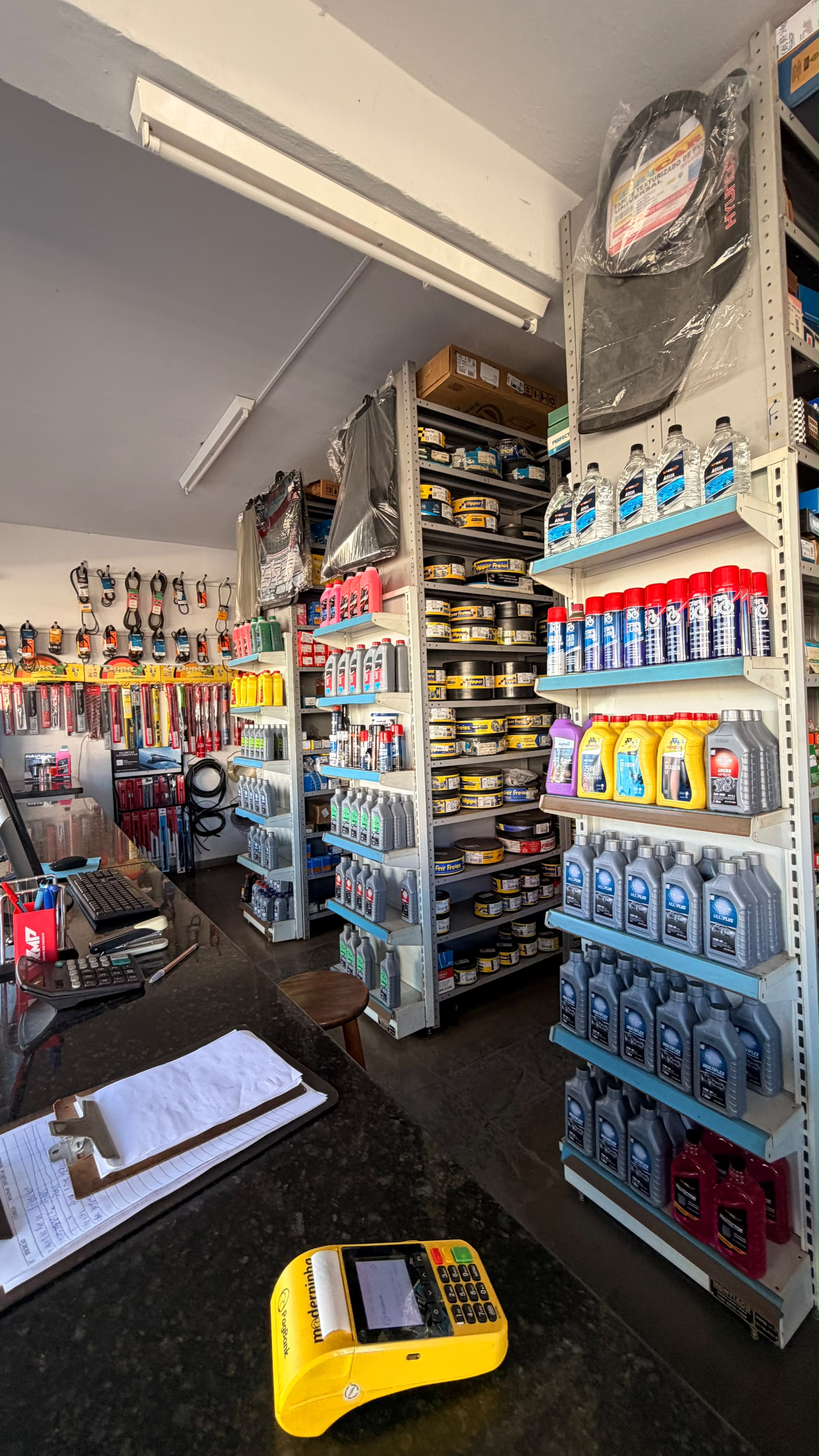 Interior da loja Universo Auto Peças com produtos variados